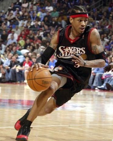 海斯防守神勇，篮筐前守护阵地（海斯镇守篮下，防守无懈可击）