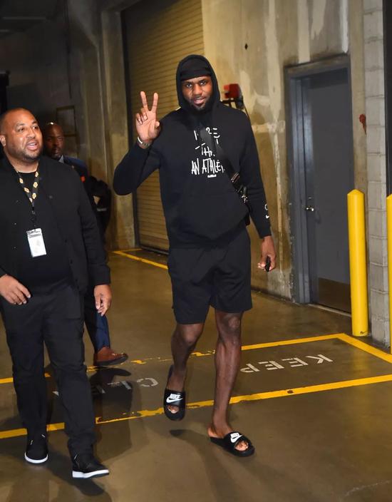 法尔克：凯恩与拜仁愿意续约至2028年，他愿意世界杯后再谈（法尔克：凯恩与拜仁有意将合同续至2028年，谈判将于世界杯后进行）