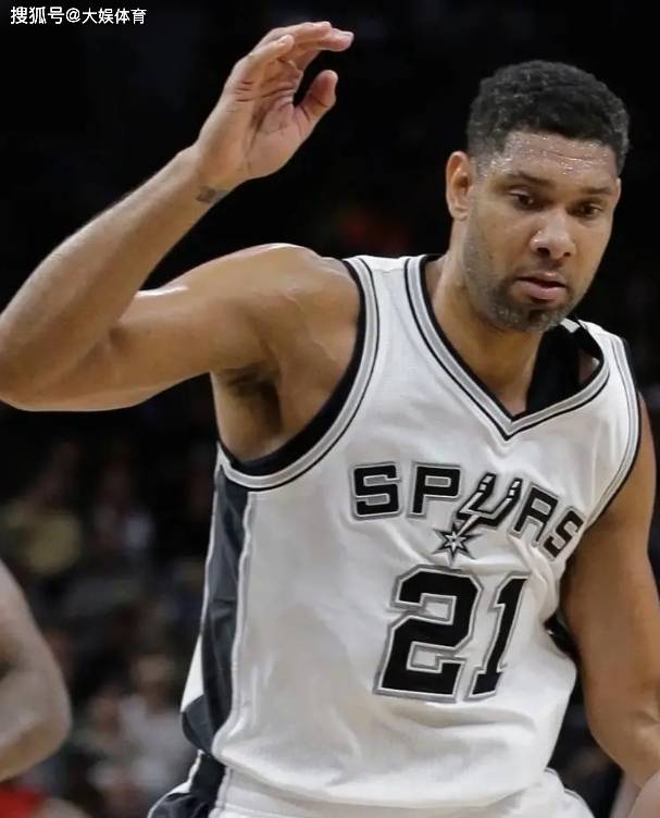 罗马诺：迪萨西被推荐给了巴萨，但若想要完成转会交易，球员必须永久转会（罗马诺：迪萨西获荐巴萨，若想成行须以永久转会达成）