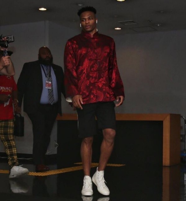 攻防一体！切特半场三分3中3轰13分5板3盖帽（攻守兼备！切特半场三分3投全中，砍下13分5篮板3封盖）