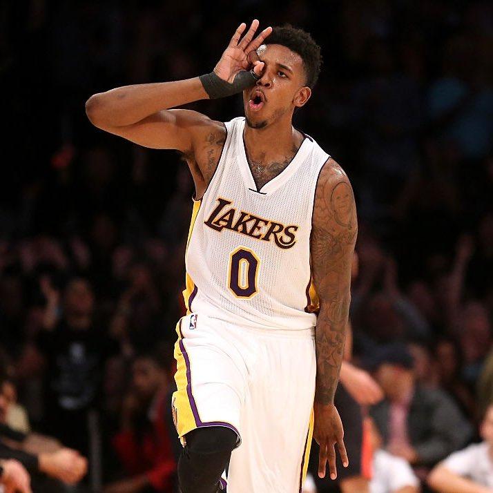 “罗马队友基情互动”，德罗西赛后新闻发布会被哲科亲吻（罗马队友暖心互动：德罗西在赛后发布会上被哲科亲吻）